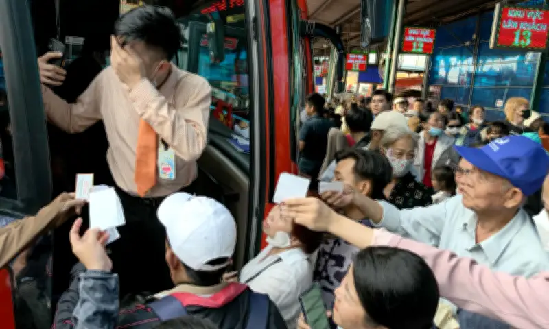 Hàng nghìn người chen chúc tại Bến xe Miền Tây về quê đón Tết, nhiều chuyến xe trễ giờ