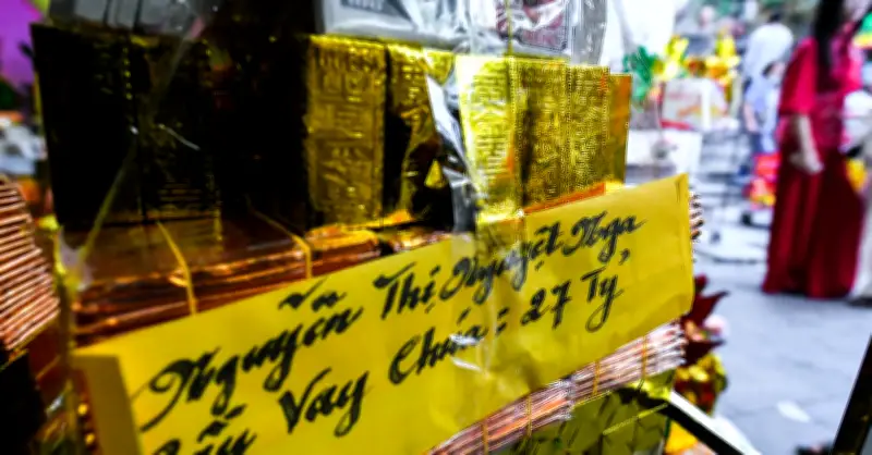 Hàng nghìn người chen chúc vay tiền, xin lộc tại đền Bà Chúa Kho ngày mùng 5 Tết