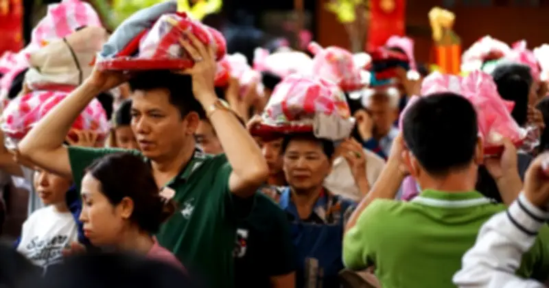 Hàng nghìn người chen chân tham gia lễ chuyển vận đầu năm tại Chùa Ngọc Hoàng