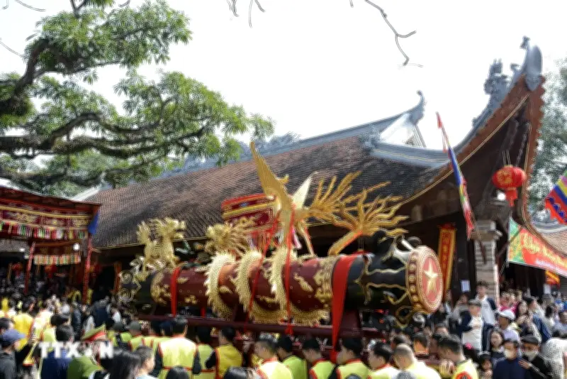 Hàng nghìn người dân và du khách hòa mình vào lễ hội rước pháo Đồng Kỵ