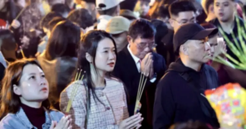 Hàng nghìn người Hà Nội đổ về phủ Tây Hồ cầu may đầu năm Bính Ngọ 2026