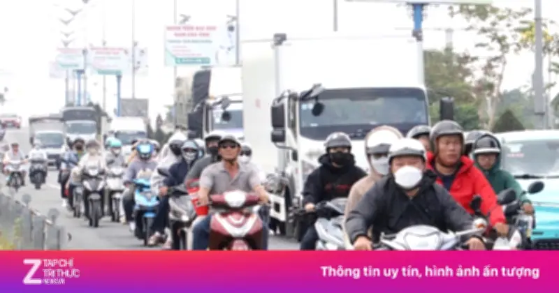 Hàng nghìn người miền Tây lỉnh kỉnh đồ đạc trở lại TP.HCM sau Tết