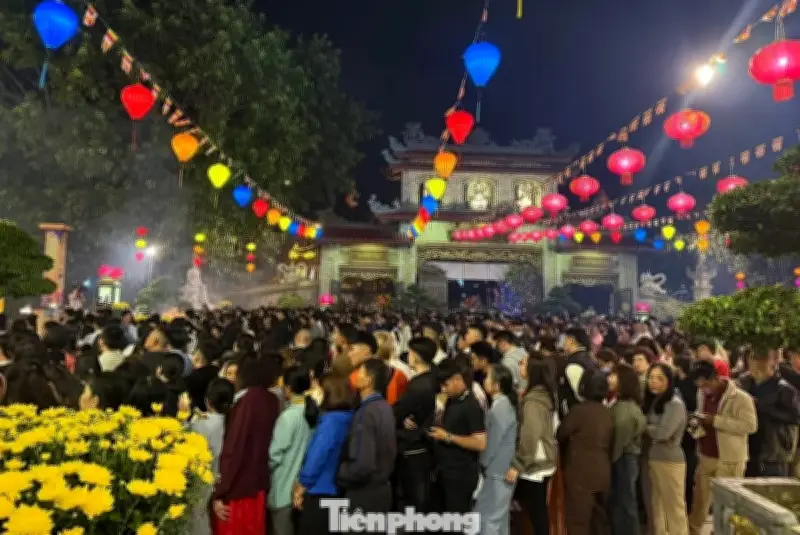 Hàng nghìn người Đà Nẵng xếp hàng lúc nửa đêm hái lộc đầu năm tại Thiền viện Bồ Đề