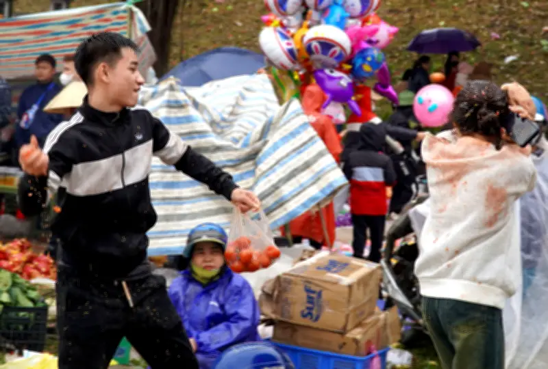 Hàng nghìn người đổ về chợ Chuộng Thanh Hóa ném cà chua cầu may đầu năm