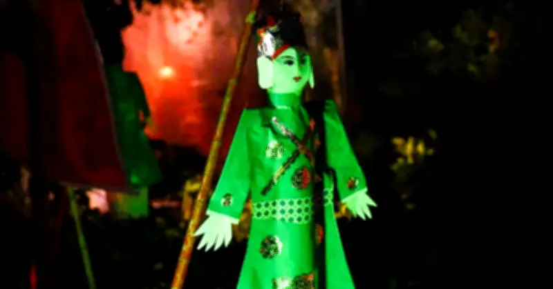 Hàng Nghìn Người Đổ Về Chợ Âm Dương Đêm Mùng 4 Tết, Tìm Mua Vật Phẩm Tâm Linh