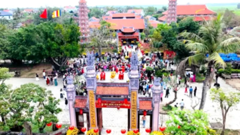 Hàng nghìn người đổ về chùa Hoằng Phúc và Đền Thánh mẫu Liễu Hạnh cầu may đầu năm