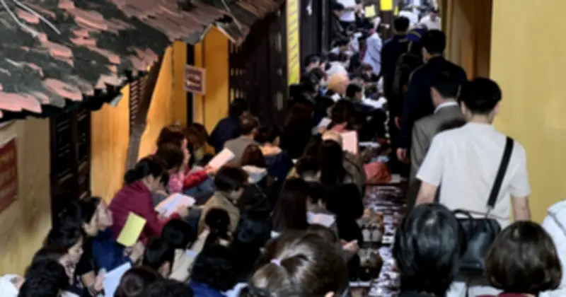 Hàng nghìn người đổ về chùa Phúc Khánh cầu bình an đầu Xuân Giáp Thìn