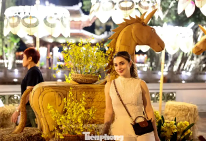 Hàng nghìn người đổ về Hồ Văn xin chữ đầu năm và chiêm ngưỡng tác phẩm ngựa nghệ thuật