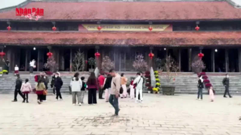 Hàng nghìn người đổ về Phủ Tây Hồ cầu an dịp đầu xuân Giáp Thìn