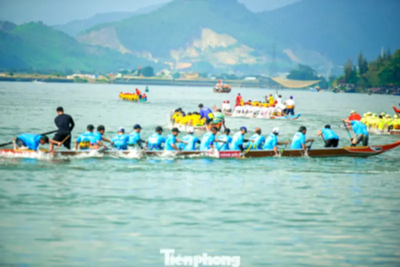 Hàng nghìn người đổ về sông Cu Đê xem đua thuyền truyền thống đầu năm