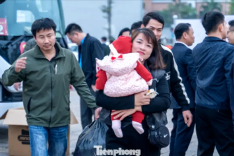 Hàng nghìn thợ mỏ Quảng Ninh hân hoan về quê đón Tết trên xe miễn phí