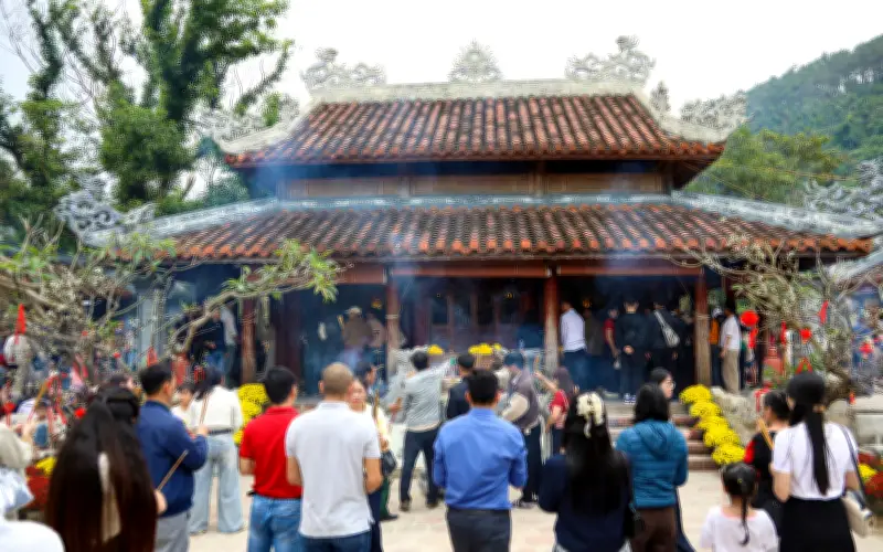 Hàng Ngàn Người Đổ Về Đền Thánh Mẫu Liễu Hạnh Dịp Cuối Tết Bính Ngọ 2026