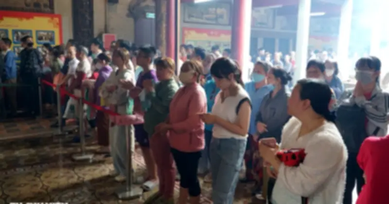 Hàng Ngàn Người Xếp Hàng Xin Ấn Tại Chùa Bà Thiên Hậu Trong Ngày Tất Niên