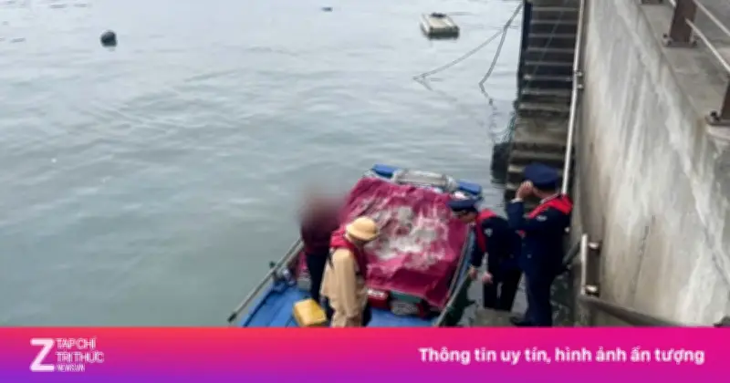 Hàng rong vẫn đeo bám tàu du lịch trên vịnh Hạ Long dù đã nhiều lần chấn chỉnh