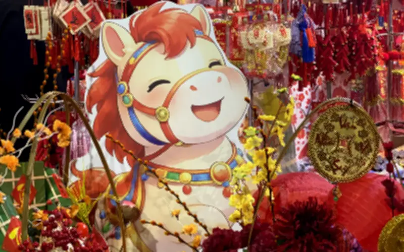 Hàng Trang Trí Tết 2026 Ngập Tràn Thị Trường, Đèn Lồng Rực Rỡ Phố Phường