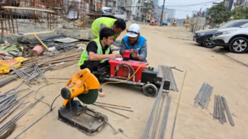 Hàng trăm công nhân xuyên Tết thi công đường Vành đai 1 đoạn Hoàng Cầu - Voi Phục