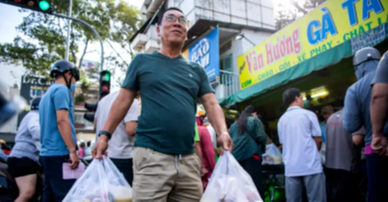 Hàng trăm người xếp hàng mua gà cúng mùng 3 Tết tại TP.HCM