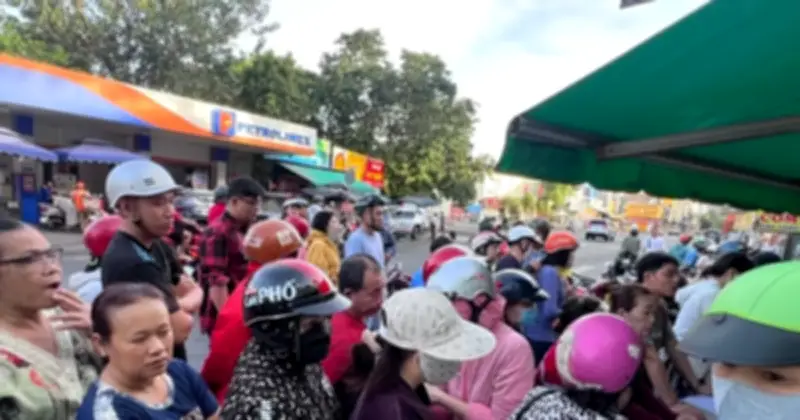 Hàng trăm người xếp hàng mua gà luộc, vịt quay cúng tiễn ông bà ngày mùng 3 Tết tại TP.HCM