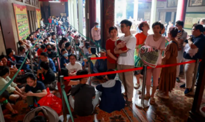 Hàng trăm người xếp hàng từ sáng sớm xin ấn chùa Bà Thiên Hậu dịp Tết