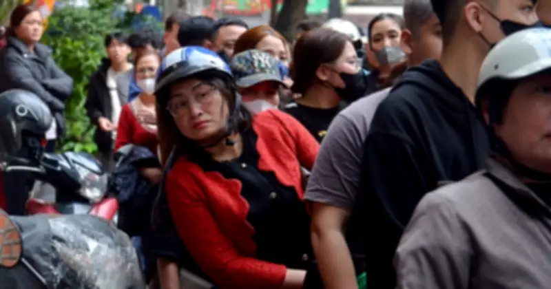 Hàng trăm người xếp hàng trăm mét mua nem chua Tết ở Hà Nội