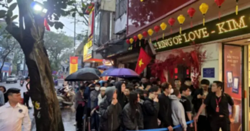 Hàng trăm người xếp hàng xuyên đêm mua vàng, bạc ngày vía Thần Tài tại Hà Nội