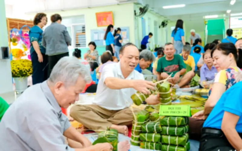 Hương Tết ấm áp lan tỏa khắp hẻm nhỏ Sài Gòn: Bánh chưng, bánh tét trao tặng người khó khăn