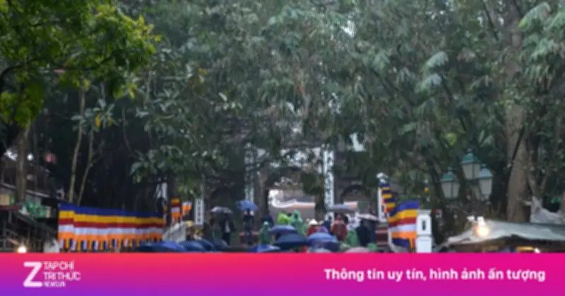 Hàng Vạn Du Khách 'Đội Mưa' Đổ Về Chùa Hương Khai Hội Mùng 6 Tết