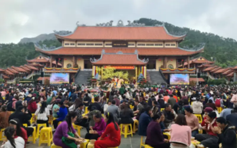 Hàng vạn du khách đổ về chùa Ba Vàng trong ngày mùng 8 Tết Nguyên đán