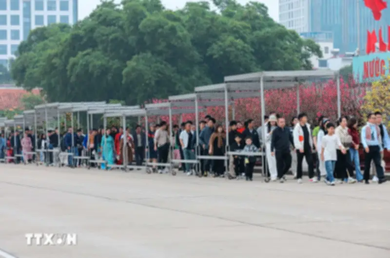 Hàng vạn người trang nghiêm viếng Lăng Chủ tịch Hồ Chí Minh sáng mùng 3 Tết