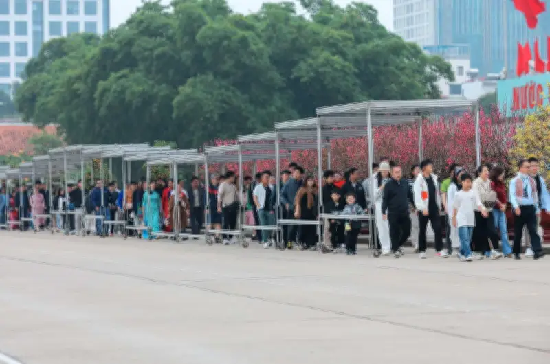 Hàng vạn người đổ về Bảo tàng Hồ Chí Minh viếng Bác và tìm hiểu di sản