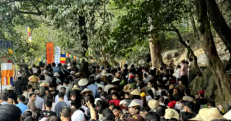 Hàng vạn người đổ về Chùa Hương ngày khai hội, cảnh tượng 'không tin vào mắt mình'