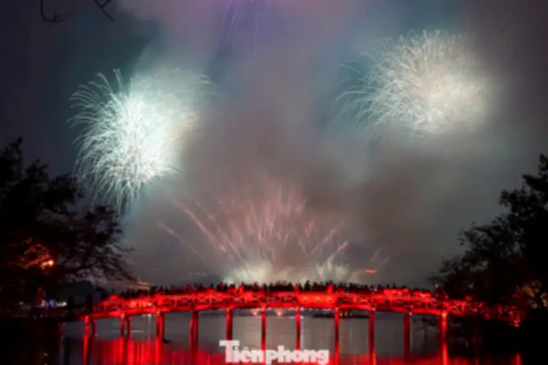 Hàng vạn người đổ về hồ Hoàn Kiếm đón giao thừa Bính Ngọ 2026 với màn pháo hoa rực rỡ