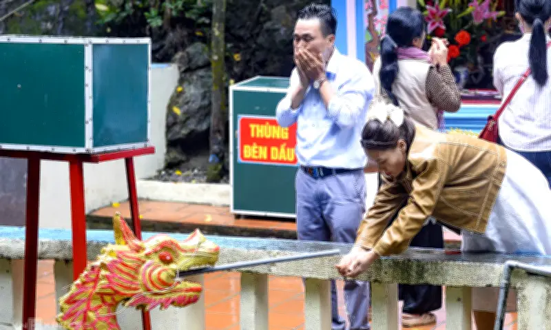 Hàng Vạn Người Đổ Về Đền Phủ Na Thanh Hóa Xin 'Nước Thánh' Đầu Năm