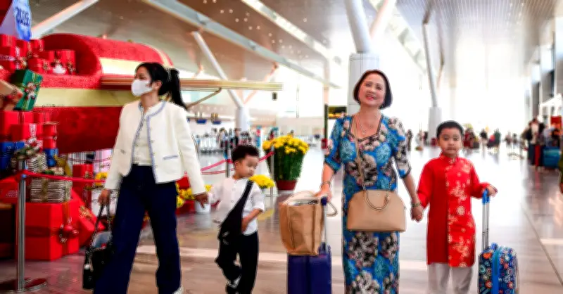 Hành khách mặc áo dài, ôm hoa mai rộn ràng lên chuyến bay đầu năm mới