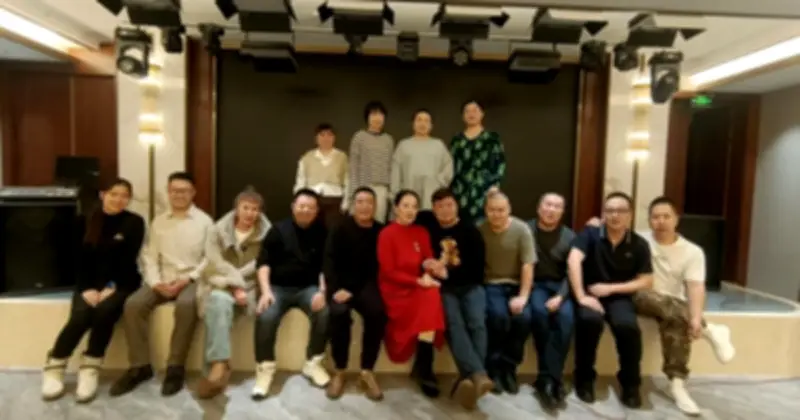 Hành động tinh tế của người bạn giàu nhất lớp tại buổi họp lớp 25 năm