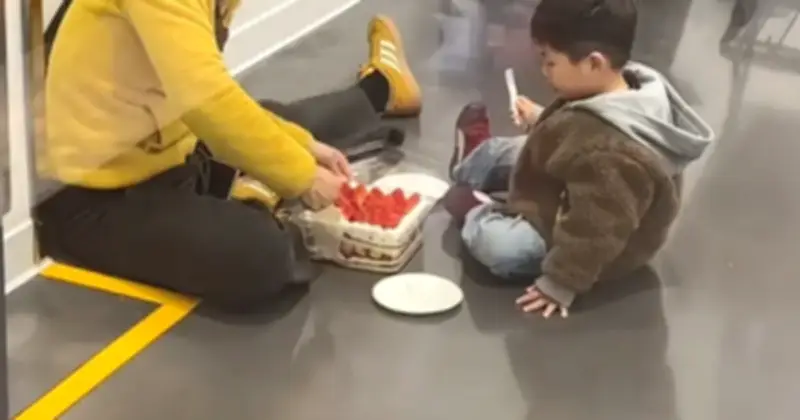 Hình ảnh mẹ con ngồi bệt ăn bánh gây sốt: Giáo dục là thấu hiểu, không phải 'làm màu'