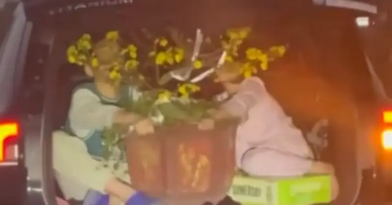 Hình ảnh trẻ nhỏ ngồi trong cốp xe đang chạy gây lo ngại về an toàn giao thông