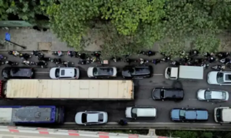 Hành trình trở lại Thủ đô sau Tết: Kẹt xe và cảm xúc hụt hẫng trong ngày đầu làm việc