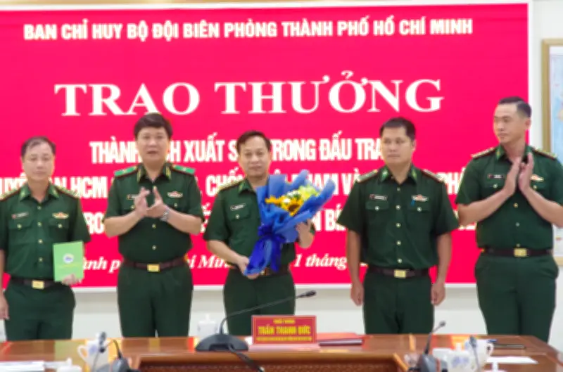 Bộ đội Biên phòng TPHCM trao thưởng nóng sau khi bắt quả tang đối tượng làm tiền giả