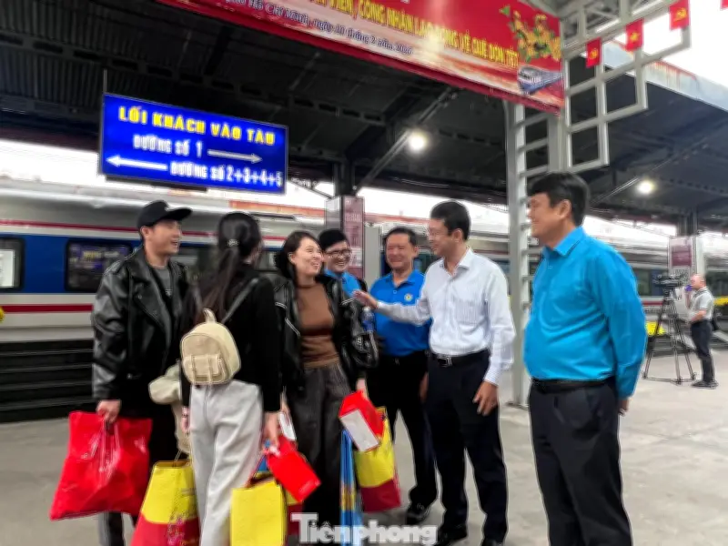 TPHCM: Chuyến tàu nghĩa tình đưa 124 gia đình công nhân về quê đón Tết ấm áp