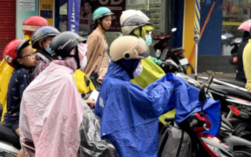 TP.HCM đón mưa trái mùa cuối năm âm lịch, cảnh báo dông sét và ngập úng