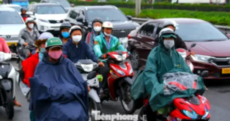 Cửa ngõ TP.HCM ùn úc người về quê đón Tết trong mưa trái mùa