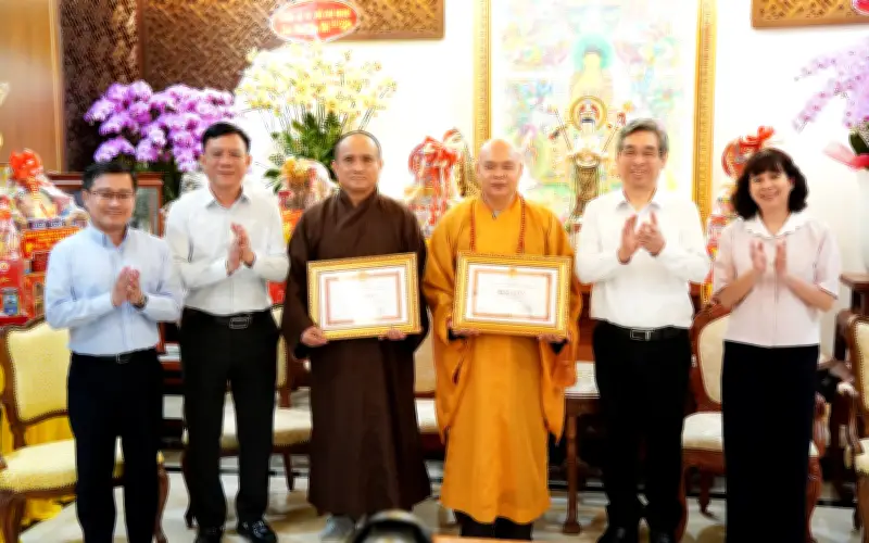 Lãnh đạo TP.HCM thăm chùa Vĩnh Nghiêm, trao bằng khen và tri ân đóng góp Phật giáo