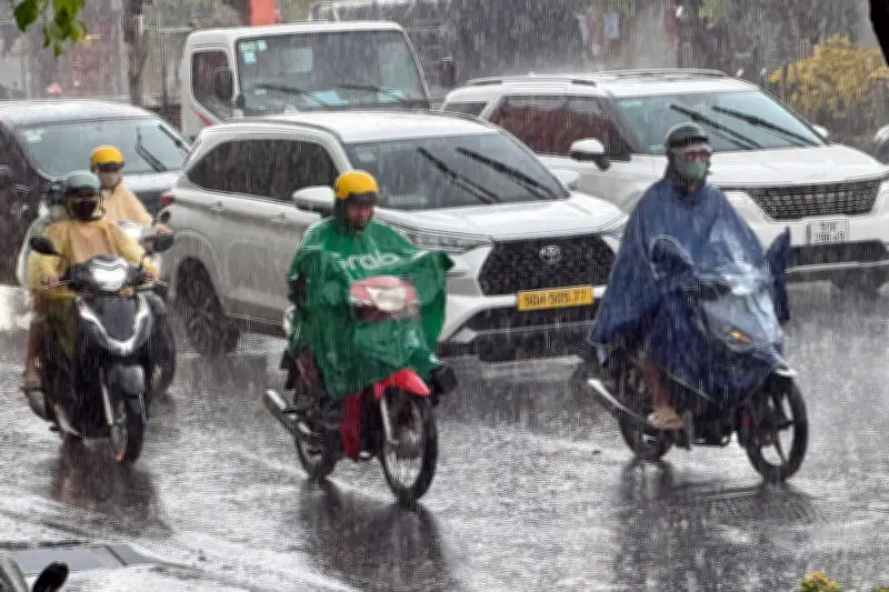 TP.HCM: Mưa trái mùa cận Tết do không khí lạnh, cảnh báo giông lốc, mưa đá