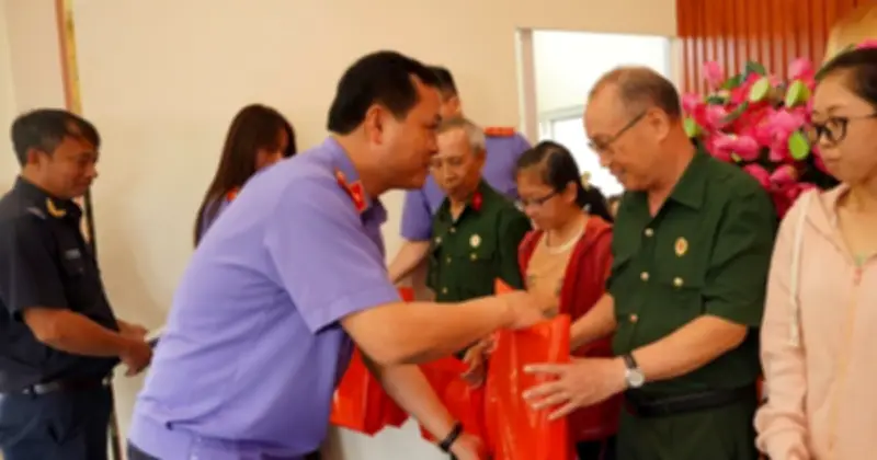 Viện KSND TP.HCM thăm hỏi và trao quà Tết cho Mẹ Việt Nam anh hùng cùng gia đình chính sách