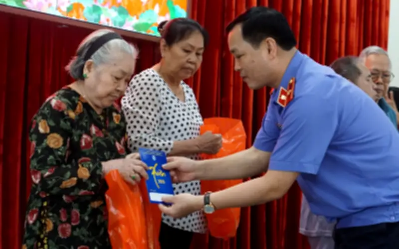 Viện trưởng VKSND TP.HCM Lê Văn Đông thăm hỏi, tặng quà Tết cho người có công và trẻ em khó khăn