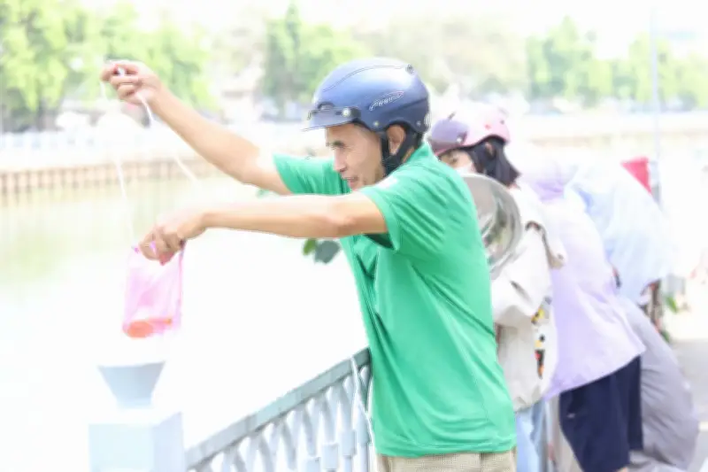 Người dân TP.HCM thả cá phóng sinh 23 tháng Chạp: Thay đổi thói quen, giữ trọn nghi lễ