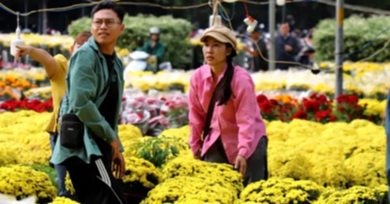 TP.HCM mù mịt trong mưa trái mùa, người bán hoa ngồi trên đồng lúa ngày cận Tết