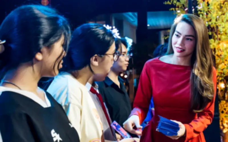 Hồ Ngọc Hà, Cẩm Ly trao quà Tết, Gala Nhạc Việt 2026 khởi sắc với 70 nghệ sĩ