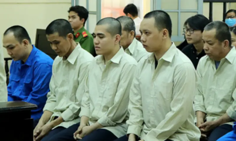 Hồ Ngọc Tuấn và đồng phạm lĩnh án vì khiêng quan tài quảng cáo trước chợ Bến Thành